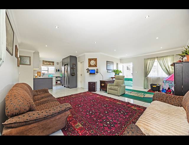 3 BEDROOM HOUSE FOR SALE IN ZONNENDAL